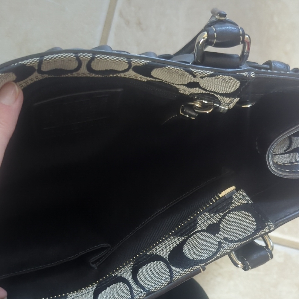 Coach Black and Gray Signature Hamptons Tote Signature C Bag - Picture 11 of 12